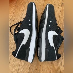 Women’s Nike sneakers size 7!